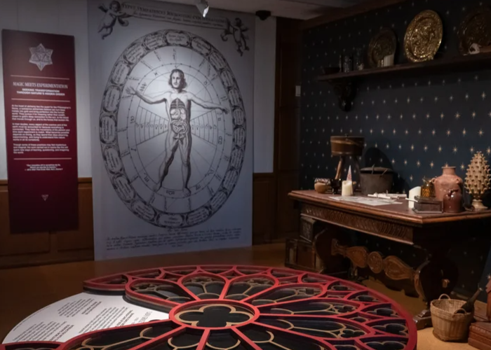 Rondleiding door de tentoonstellingsgalerij ‘Alchemy of Knowledge’ – Evenementafbeelding [EVENT]